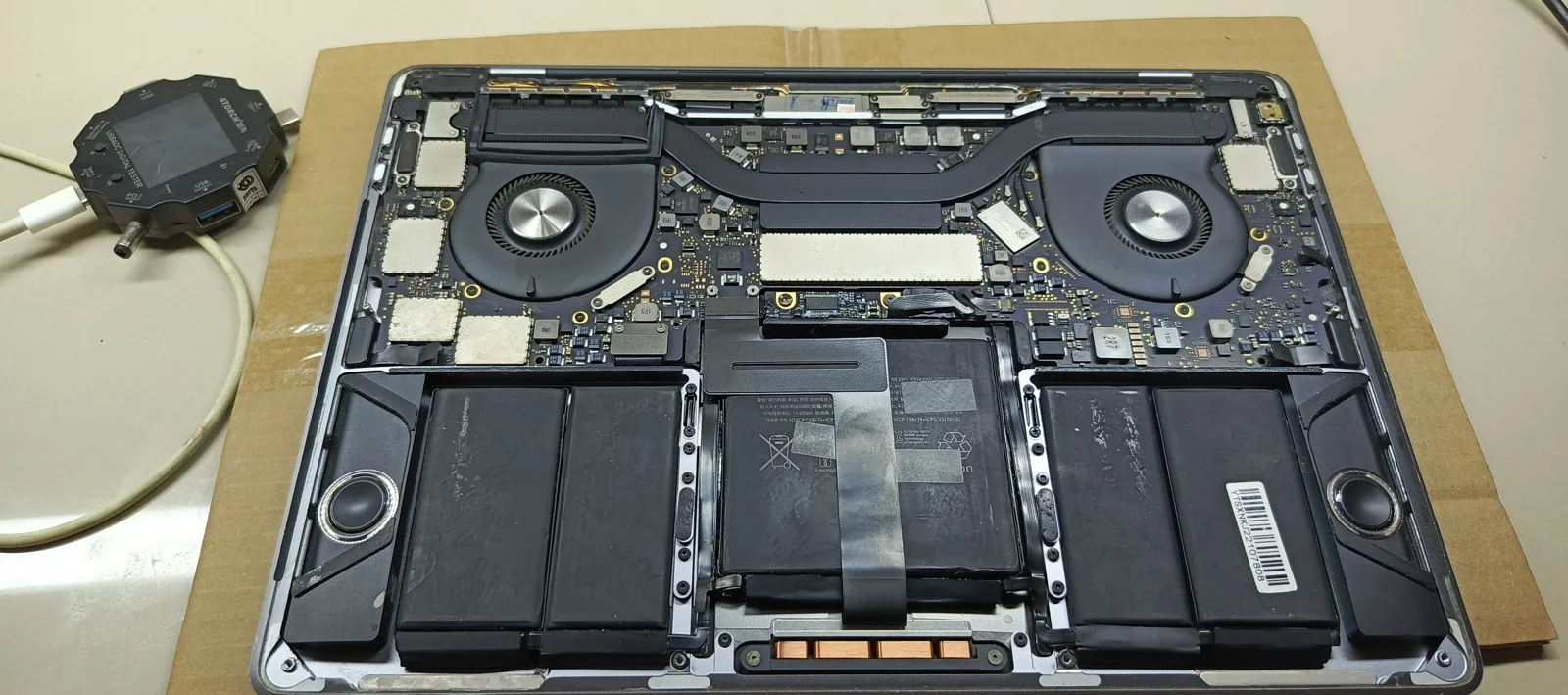 Dokumentasi perangkat laptop yang dibuka untuk pemeriksaan