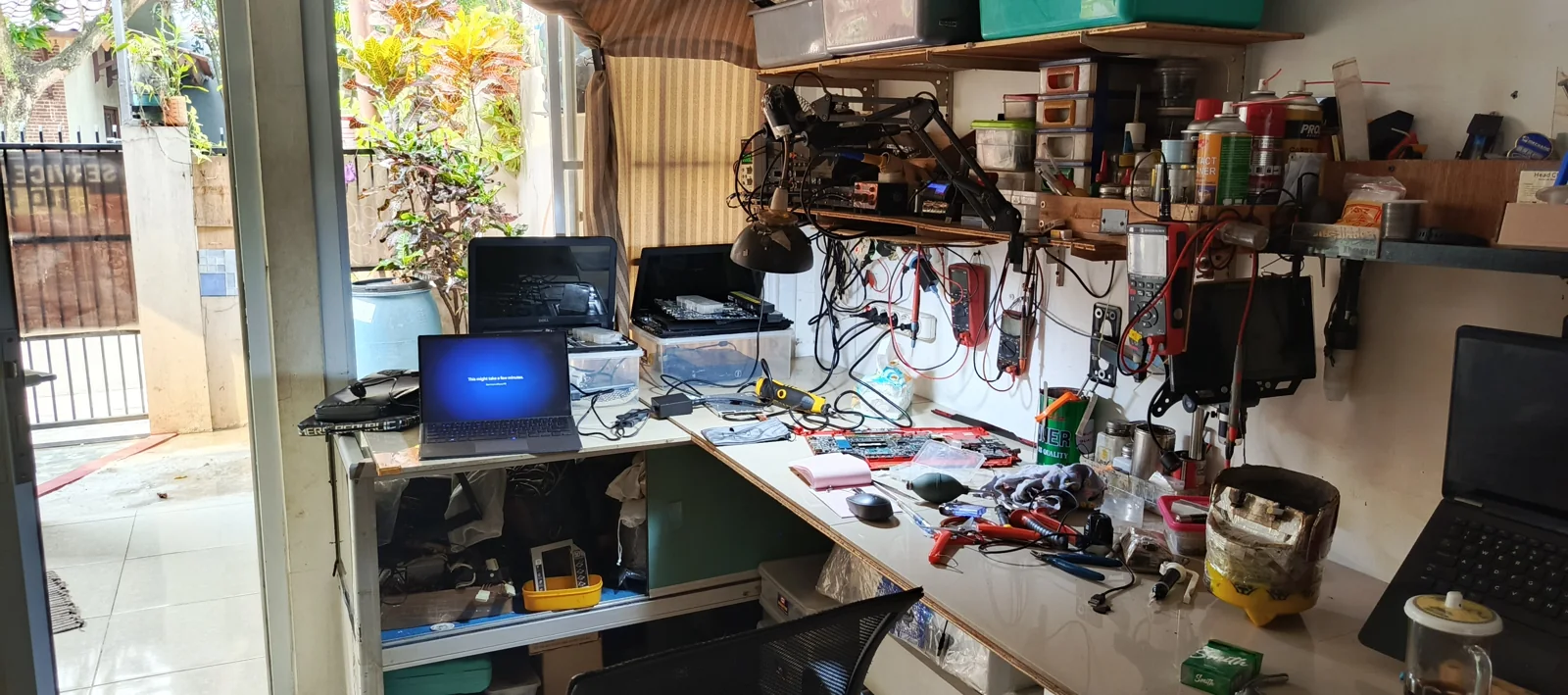 Dokumentasi area kerja service laptop