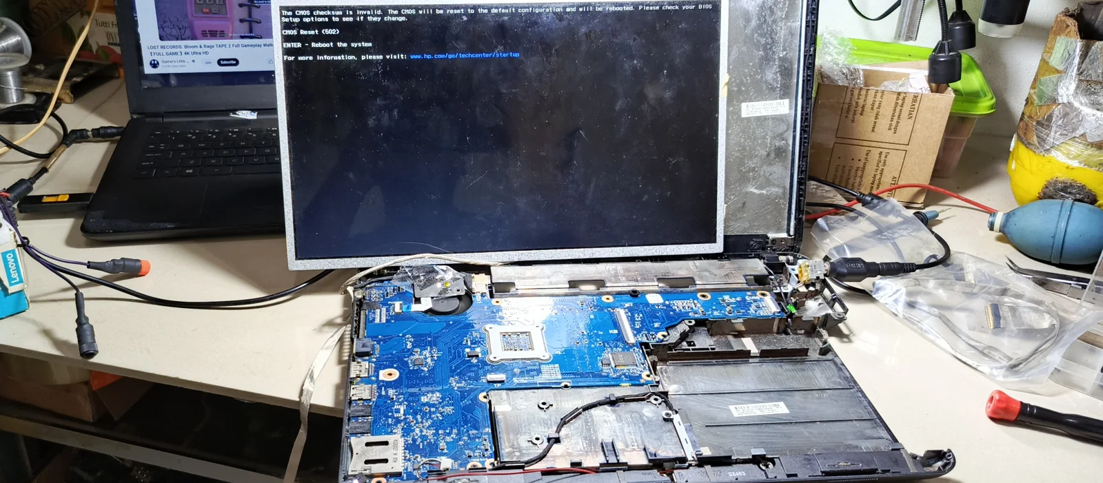 Dokumentasi unit laptop dalam proses pemeriksaan